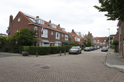 914451 Gezicht op de huizen Johannes Vermeerstraat 17 -lager te Utrecht, vanaf de Govert Flinckstraat.